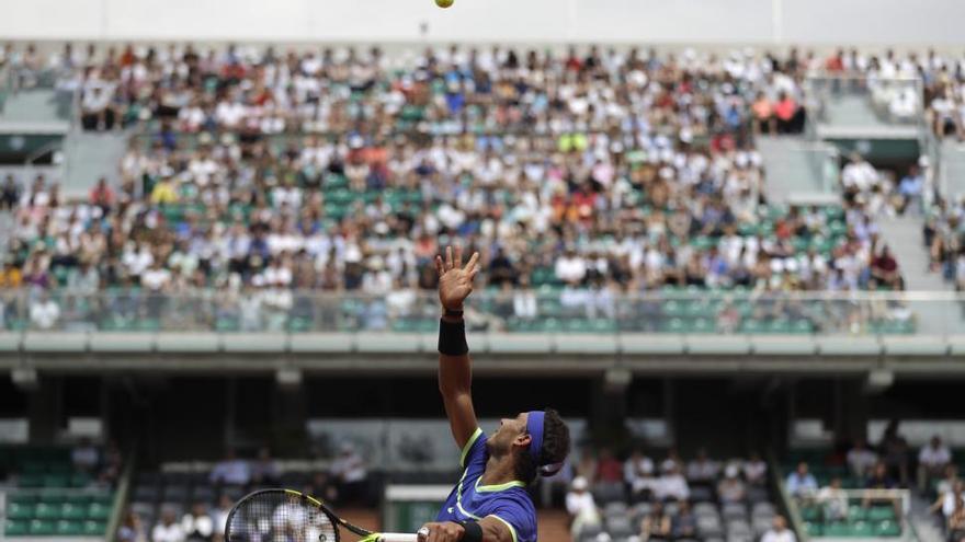 Rafael Nadal se clasifica para octavos de París por la vía rápida