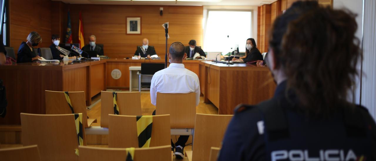 El acusado, sentado ayer en el banquillo de los acusados de la Audiencia Provincial de Castellón.