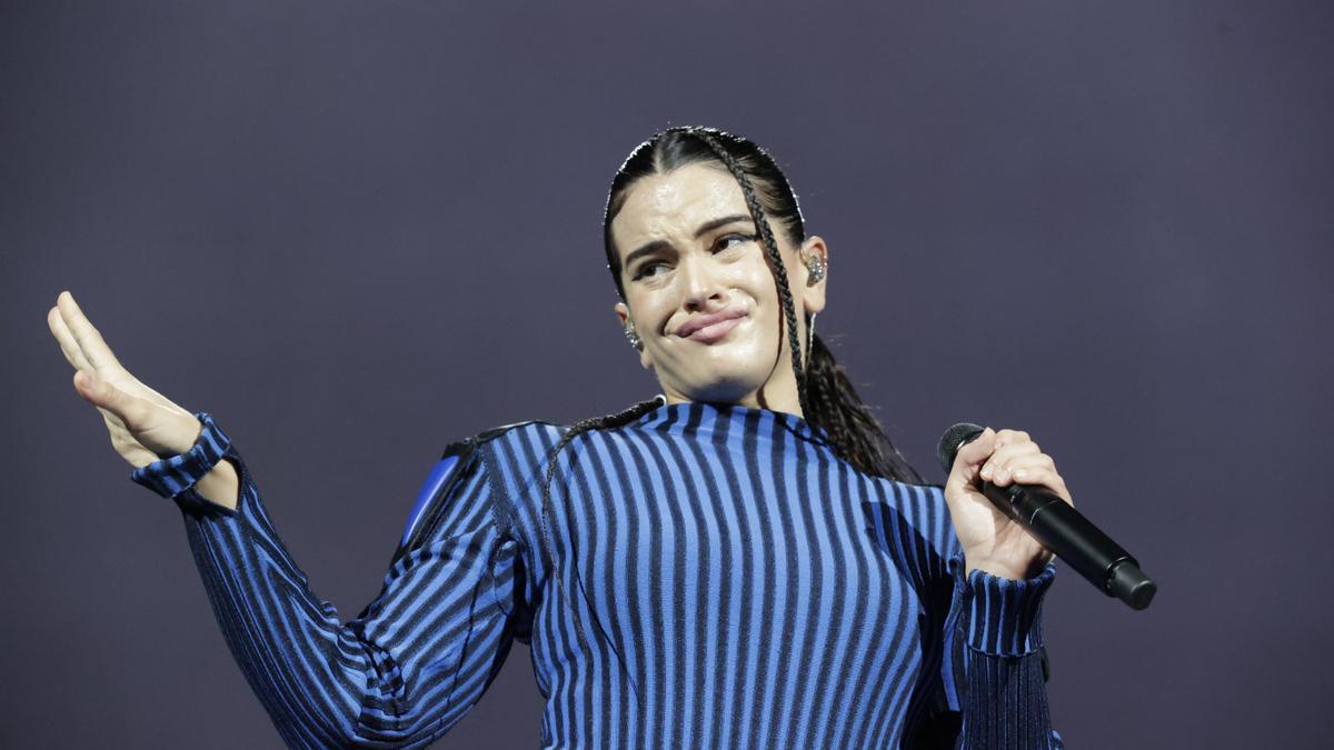 Rosalía con su gesto viral al cantar 'Bizcochito'.