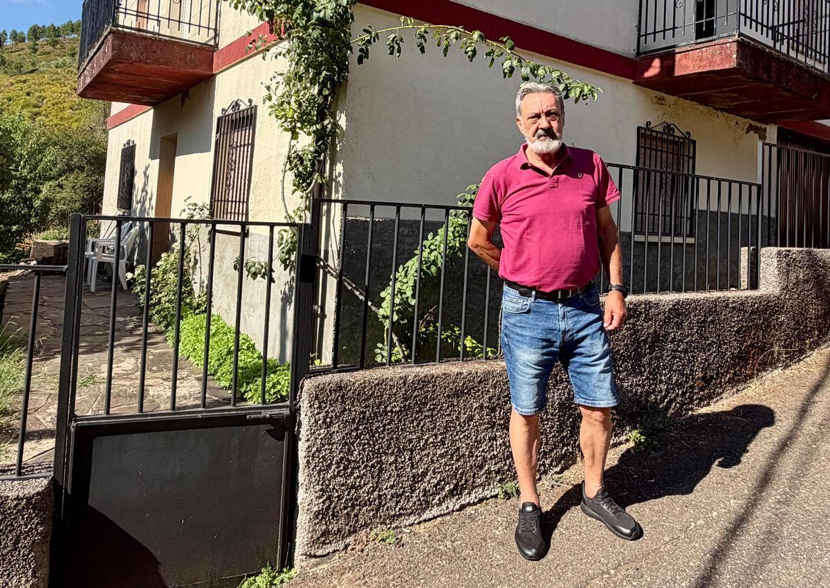 Ciriaco Sánchez, frente a su vivienda en Horcajo tras el regreso autorizado este viernes.