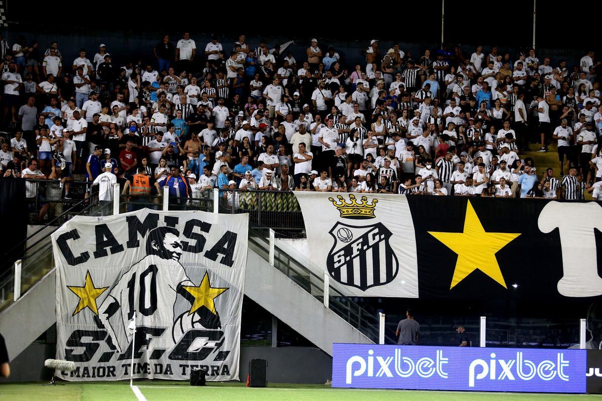 AME6300. SANTOS (BRASIL), 14/01/2023.- Hinchas de Santos honran a Pelé hoy, en un partido del torneo Campeonato Paulista, entre Santos y Mirassol, en el estadio de Vila Belmiro en Santos (Brasil). EFE/ Guilherme Dionísio