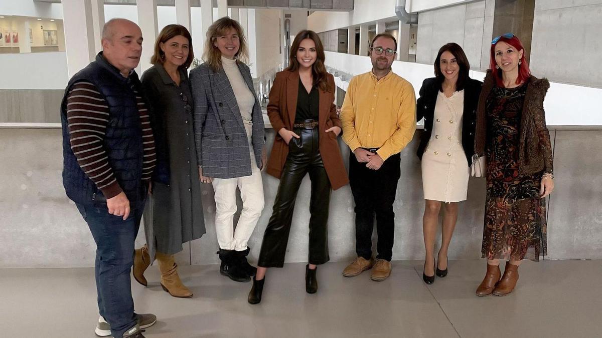 Equipo de expertos de la Facultad de Comercio y Gestión, con la influencer Alba Renai.