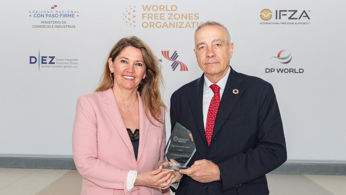 Pere Navarro y Blanca Sorigué con el Premio a una de las Mejores Zonas de Innovación del Mundo