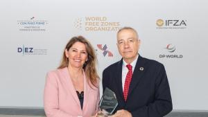 Pere Navarro i Blanca Sorigué amb el Premi a una de les Millors Zones dInnovació del Món