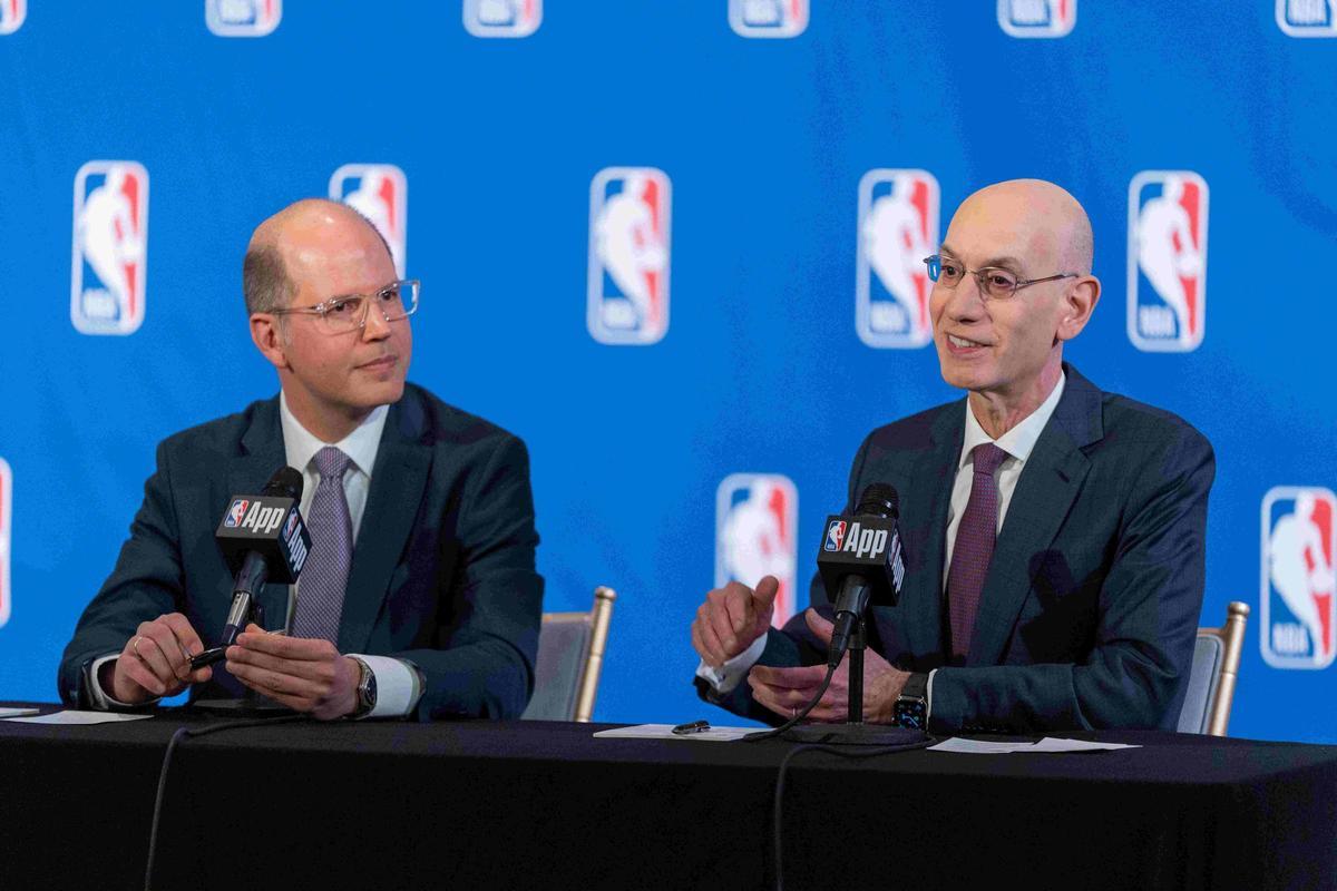 Ziegkler y Silver atienden a los medios durante el anuncio de la llegada de la NBA a Europa