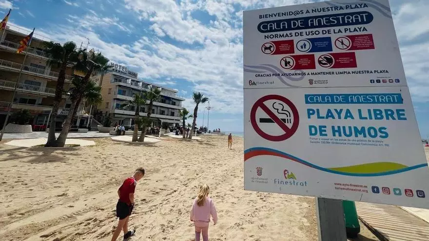 Las playas donde te multarán por fumar este verano