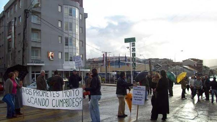 Movilización de los vecinos de San Vicente de Canedo, ayer, en el cruce ponteareano en la N-120.