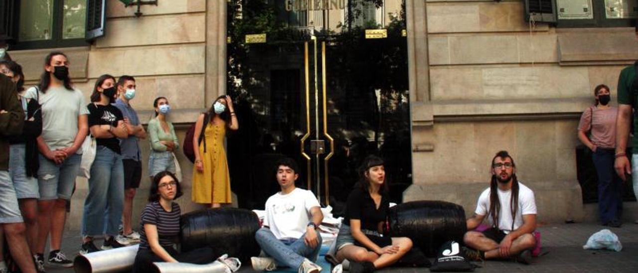 Estudiants s’encadenen davant de la Delegació del Govern espanyol
