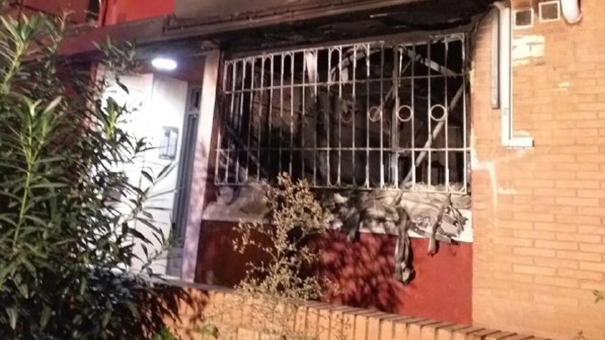 Los bajos del edificio que se ha incendiado en Badalona