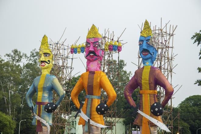 Efigies de Ravana en construcción durante el festival de Dussehra