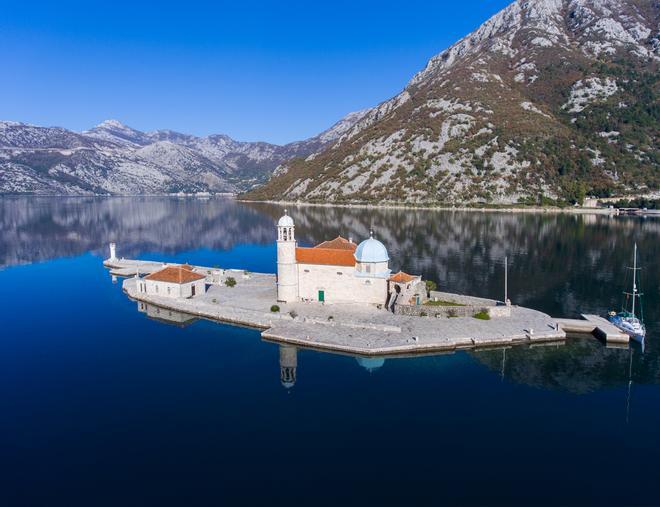 Desde Kotor se puede visitar la isla artificial en la que se alza la iglesia de Nuestra Señora de las Rocas.