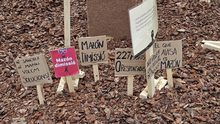 Las fallas de Carcaixent se llenan de críticas contra Mazón y homenajes a los voluntarios