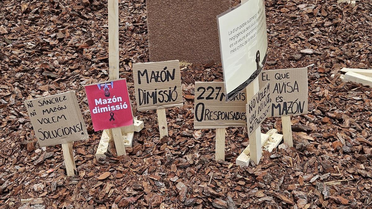 Las fallas de Carcaixent se llenan de críticas contra Mazón y homenajes a los voluntarios