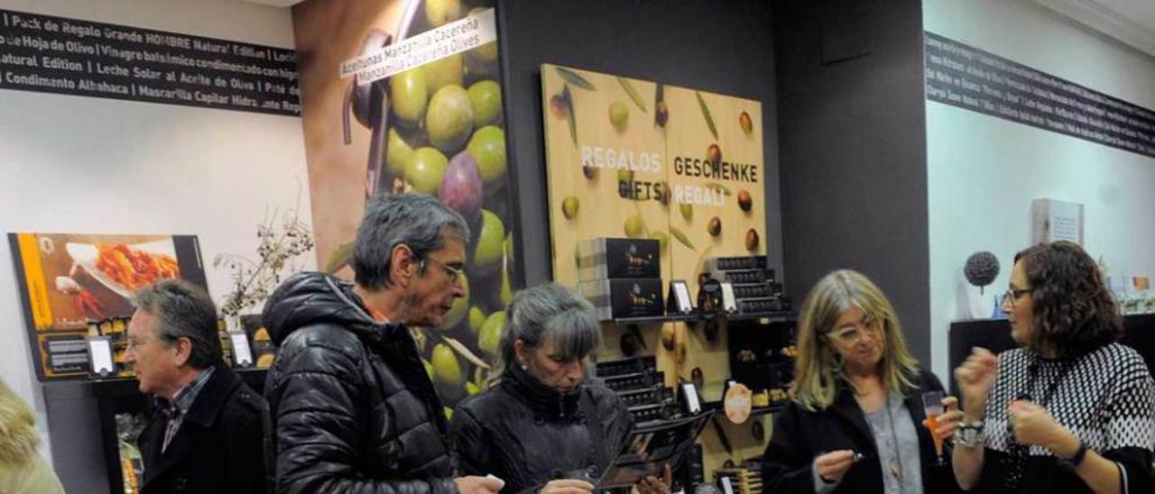 Degustación en La Chinata. A la derecha, clientas en la tienda Cocoté.