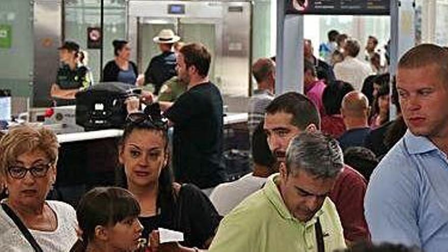 Passatgers passant els controls de seguretat de l&#039;Aeroport del Prat