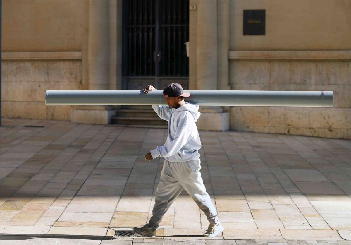 Un trabajador de la construcción en Málaga. | ÁLEX ZEA