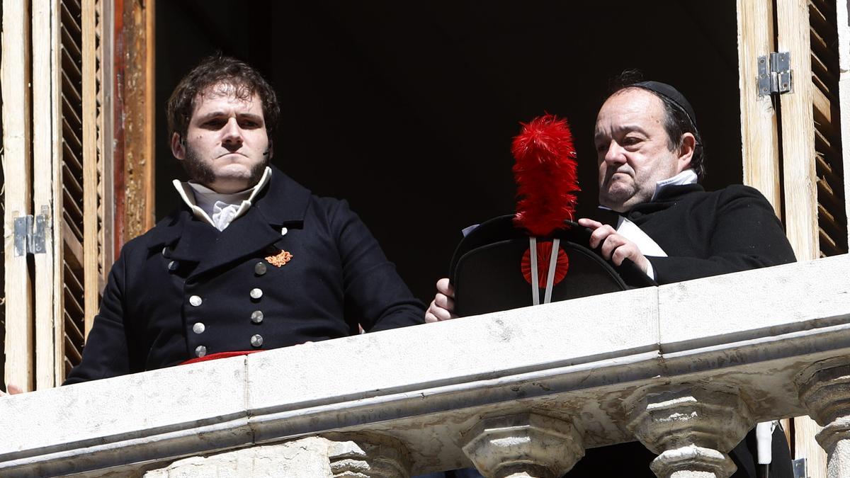 El general Palafox y el padre Boggiero, en el balcón del palacio arzobispal.