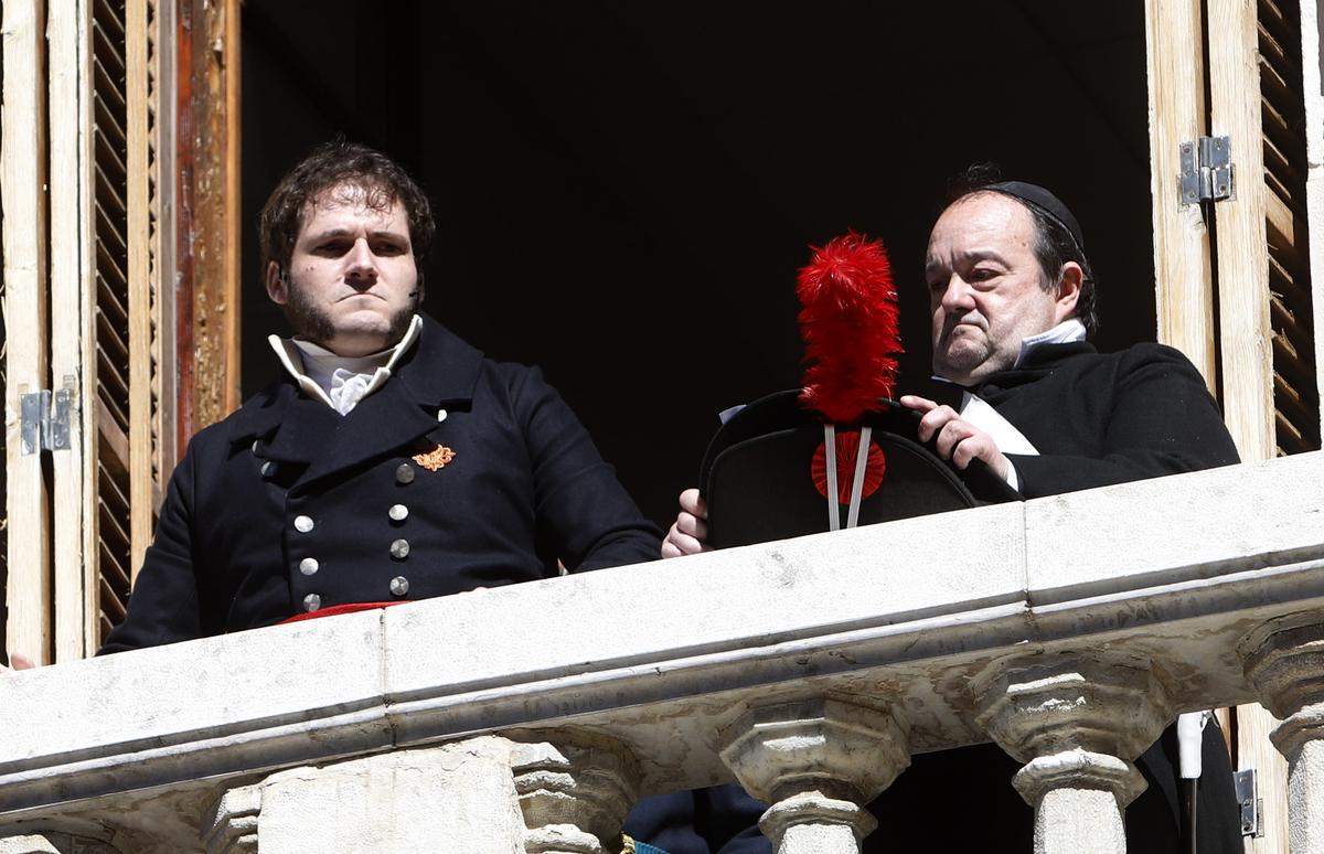 El general Palafox y el padre Boggiero, en el balcón del palacio arzobispal.