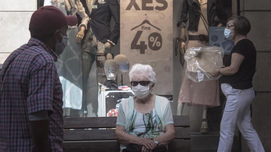 Persones al carrer, amb mascareta, aquest dimecres passat