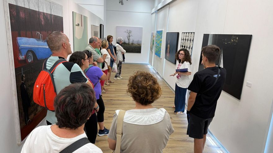 Villaviciosa inicia las visitas guiadas a su colección de arte contemporáneo: &quot;Hay mucho nivel en estas obras&quot;