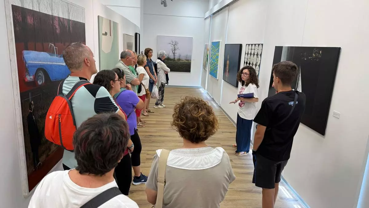 Villaviciosa inicia las visitas guiadas a su colección de arte contemporáneo: "Hay mucho nivel en estas obras"