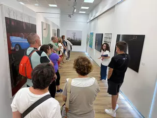 En imágenes, la visita a la exposición en el Ateneo Obrero de Villaviciosa