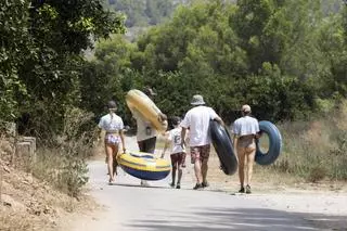 El cierre de l'Illa de l'Esgoletja tras dos muertes en cinco días no frena la afluencia de bañistas al Xúquer en Sumacàrcer