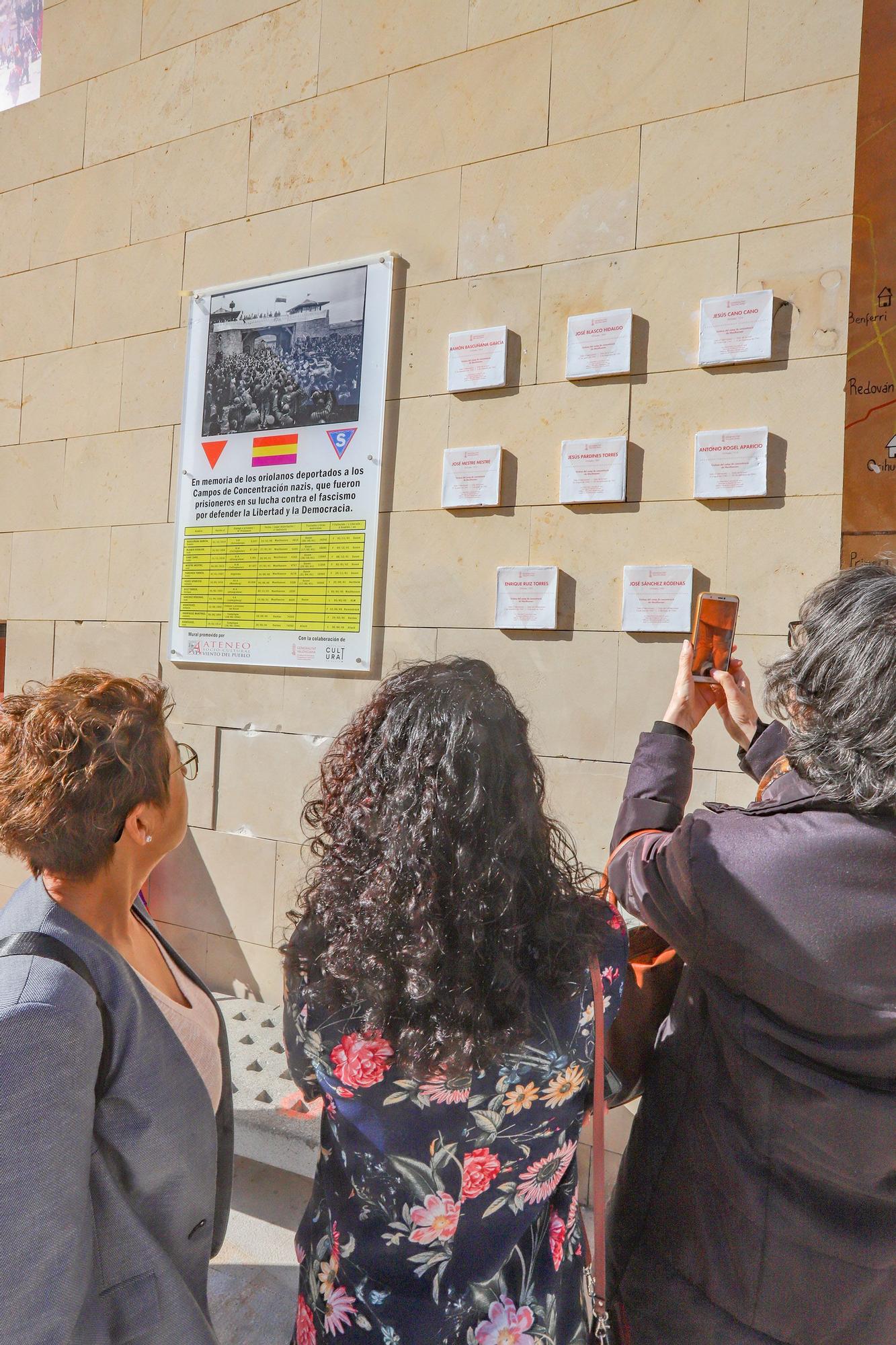 Homenaje a los oriolanos víctimas en los campos de concentración nazis colocando sus "Taullels de la Memòria" en el Rincon Hernandiano