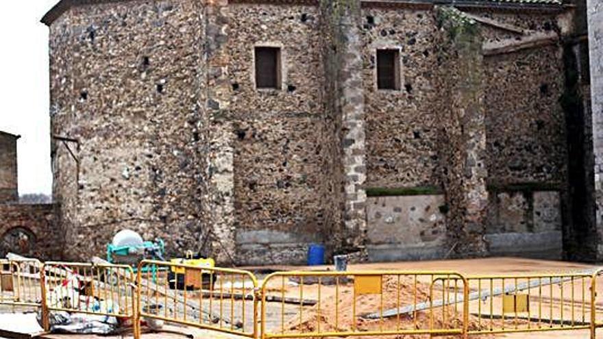 Els operaris treballen a la plaça lateral de la Basílica.