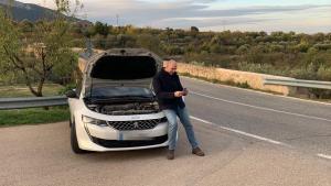 Joaquín Egea, senador de Teruel Existe, en uno de sus recorridos en coche.