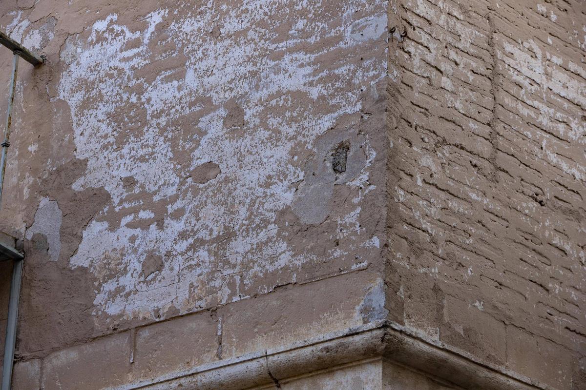 Desconchados y deficiencias en la fachada de la sede judicial de Xàtiva.