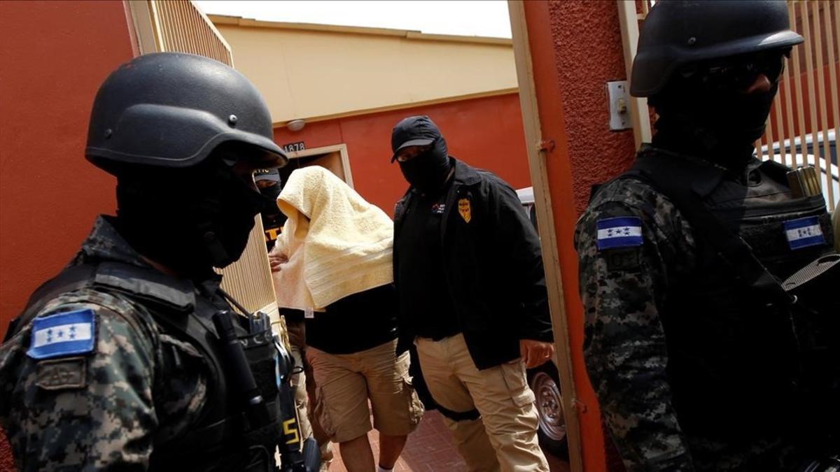 Momento en que uno de los presuntos asesinos de Berta Cáceres es detenido en Tegucigalpa.
