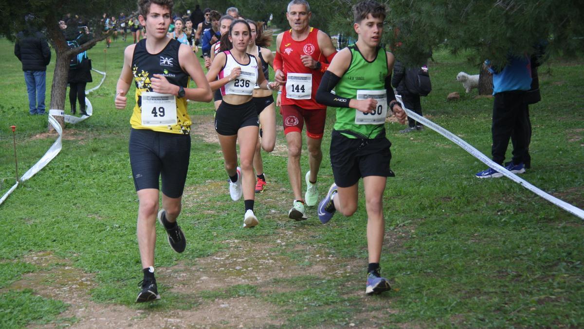 Un grupo de atletas durante la carrera en el circuito del Parc de Sa Nova Cabana