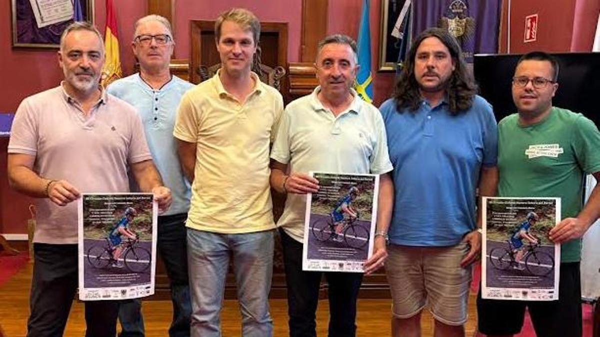 De izquierda a derecha, Veri Busto, Manuel Valle Roces, Severino Solares Hevia, José Antonio Fernández Costales, Miguel Orcajo y Alberto Pérez Martínez, durante la presentación de la prueba.