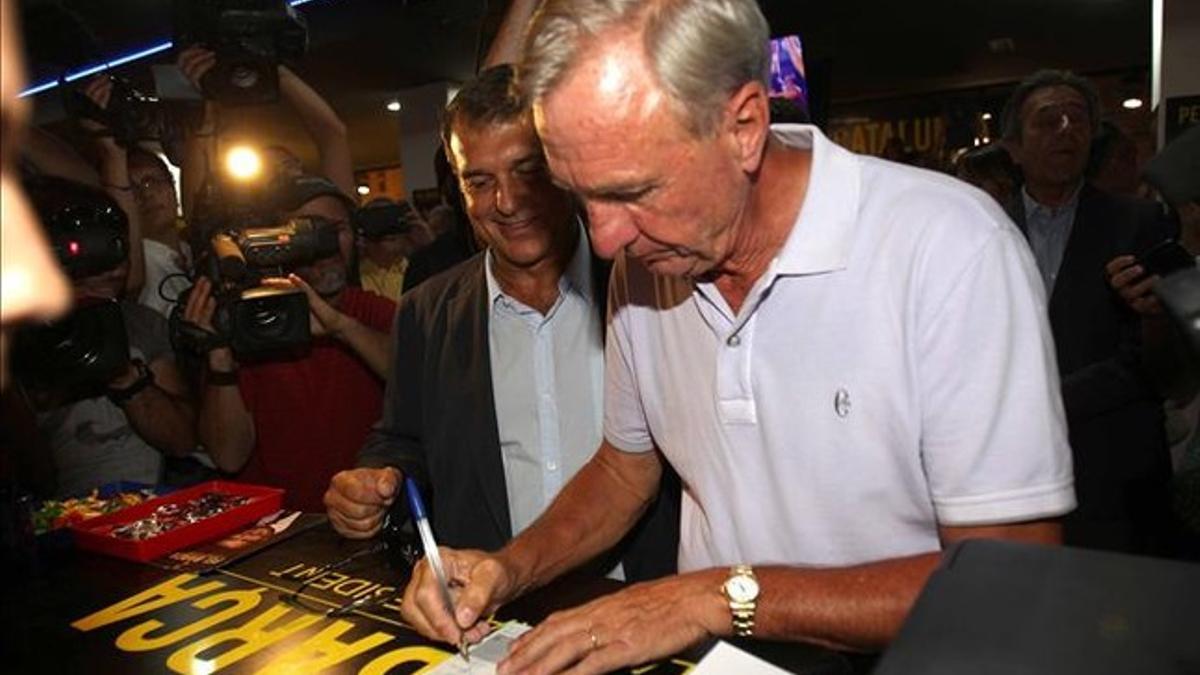 Cruyff dio su firma a Laporta
