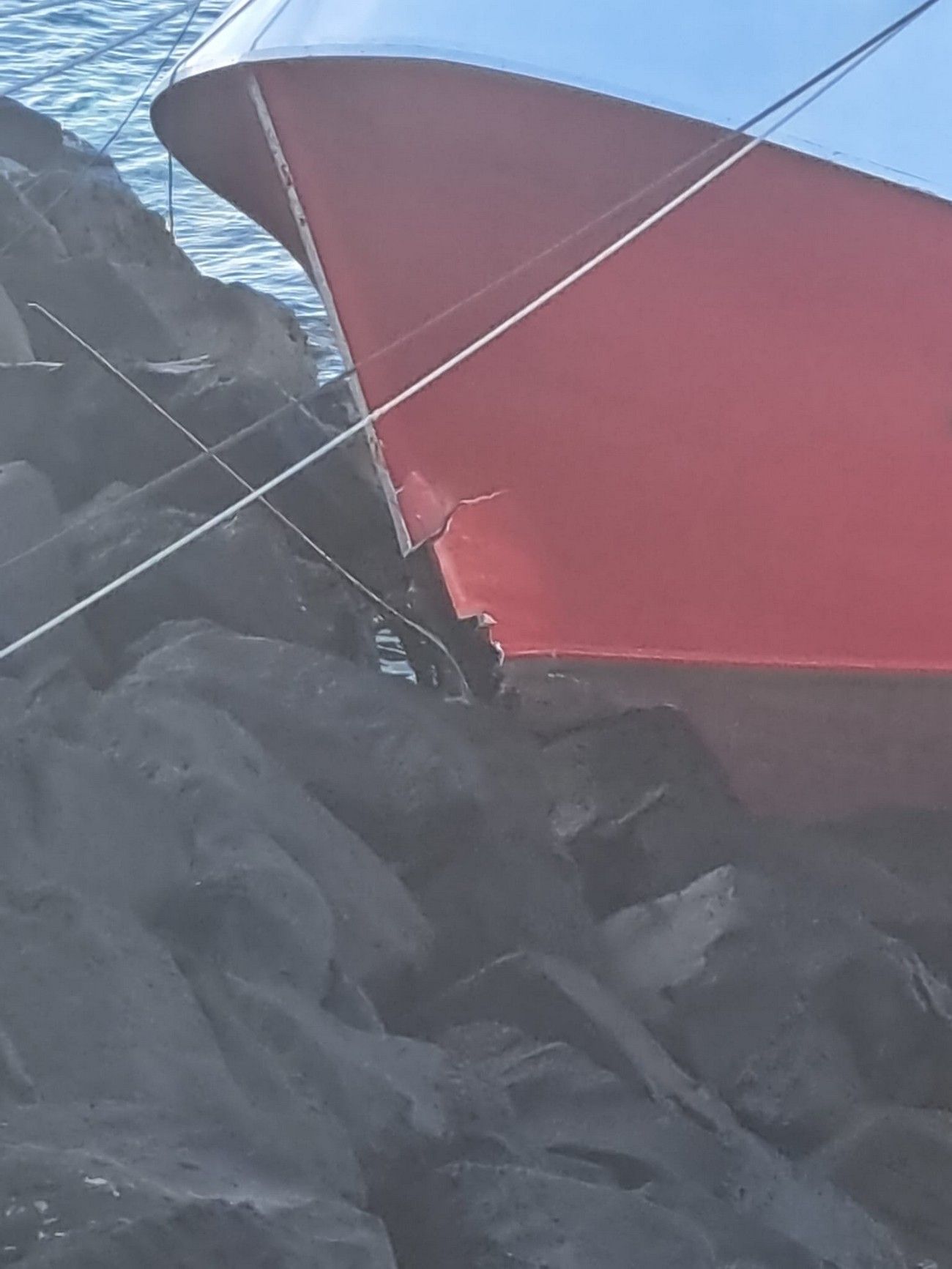 Un pesquero encalla en el muelle de La Tiñosa en Lanzarote