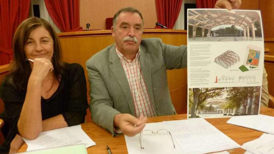 El alcalde enseña a los vecinos, ayer en la Casa Charry, el proyecto para cubrir el parque da Lagoa en Mera.