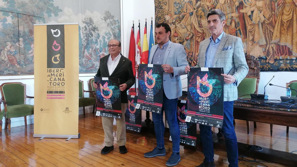 De izquierda a derecha, González Viaña, Del Bien y Del Campo presentan el cartel promocional de la exposición