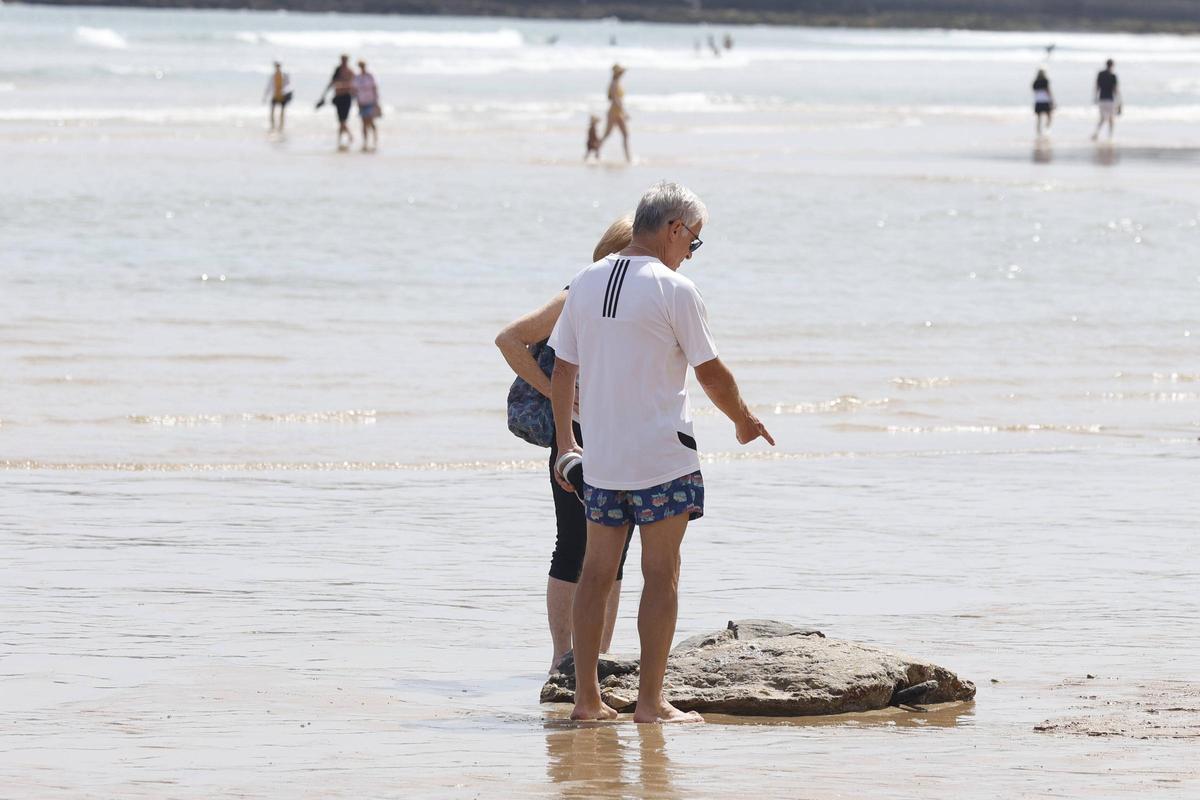 La roca que sorprendió a los bañistas de San Lorenzo, en imágenes
