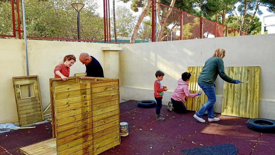 Padres, madres y niños dedicaron parte de su fin de semana a construir nuevos elementos en el patio del colegio.