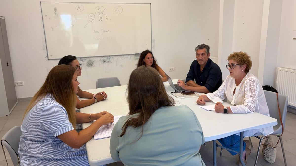 Jorge Pañeda y Gloria García, a la derecha, reunidos con familias de Nuevo Roces.