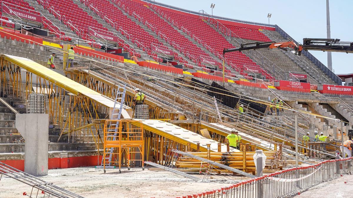 La estructura de la grada inferior ya está ubicada en el estadio de Son Moix.