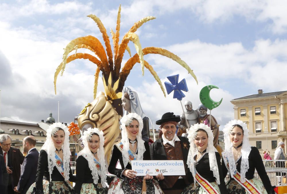 La música alicantina, el arroz, los trajes tradicionales triunfan en el desfile por Göteborg