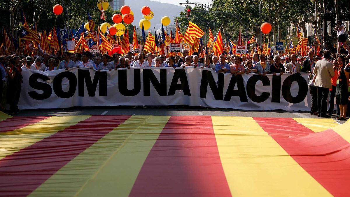 FOTO: Cabecera de la manifestación que se celebró en protesta por la sentencia del Tribunal Constitucional sobre el Estatuto de Catalunya. Marta Pérez/EFE.