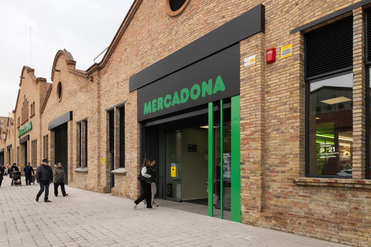 Nuevo establecimiento de Mercadona en los antiguos talleres Consa de Lleida, de los que ha conservado la fachada. Nuevo establecimiento de Mercadona en los antiguos talleres Consa de Lleida, de los que ha conservado la fachada.