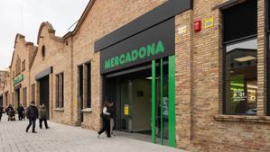 Nuevo establecimiento de Mercadona en los antiguos talleres Consa de Lleida, de los que ha conservado la fachada.