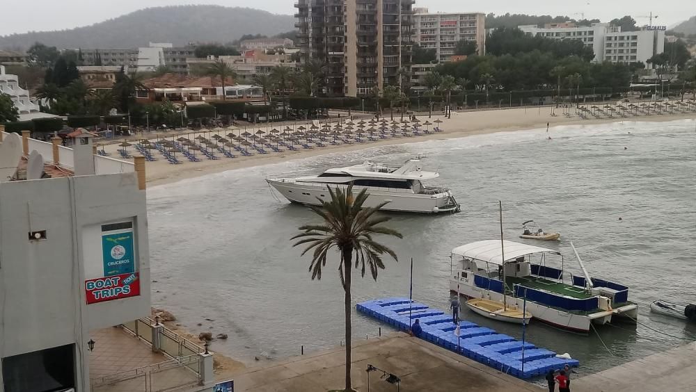 El fuerte temporal arrastra un yate hasta la playa de Cala Maties