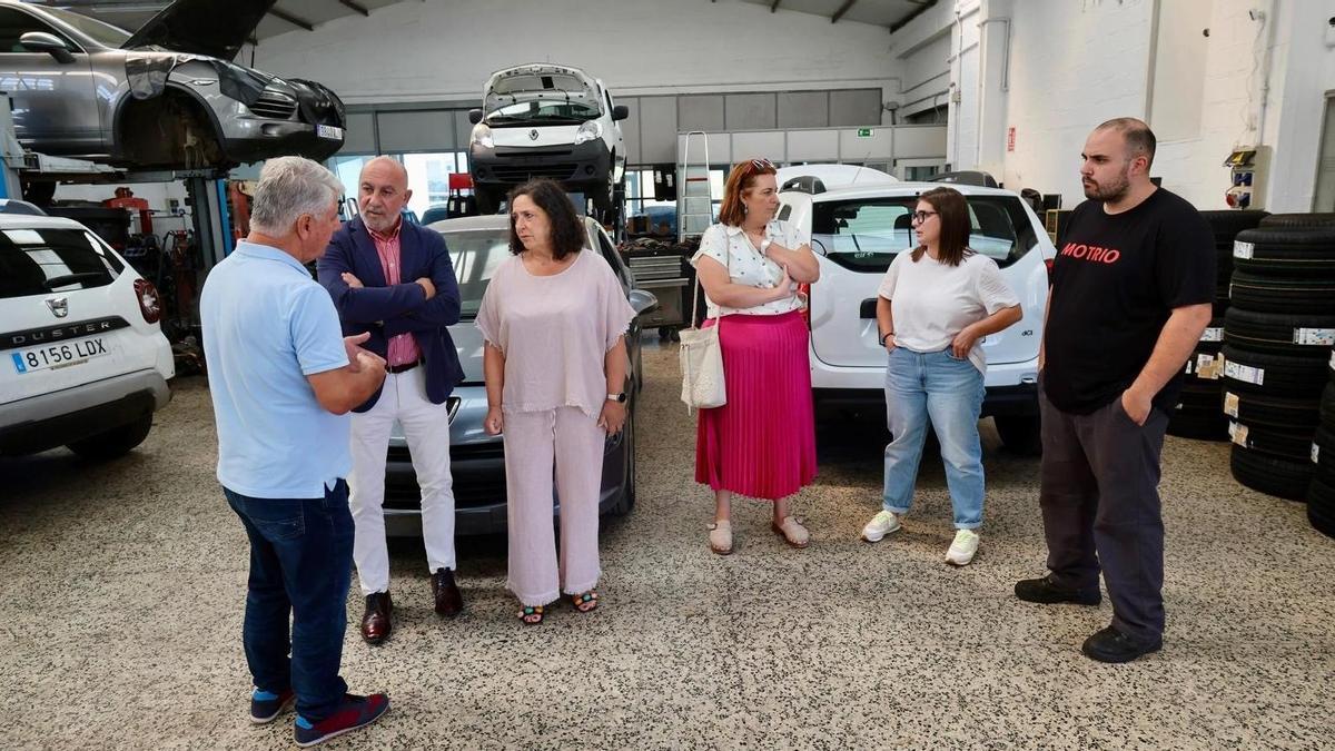 Belén do Campo, á esquerda, a carón de Javier Sar, nas instalacións de Talleres Os Muíños S.L.