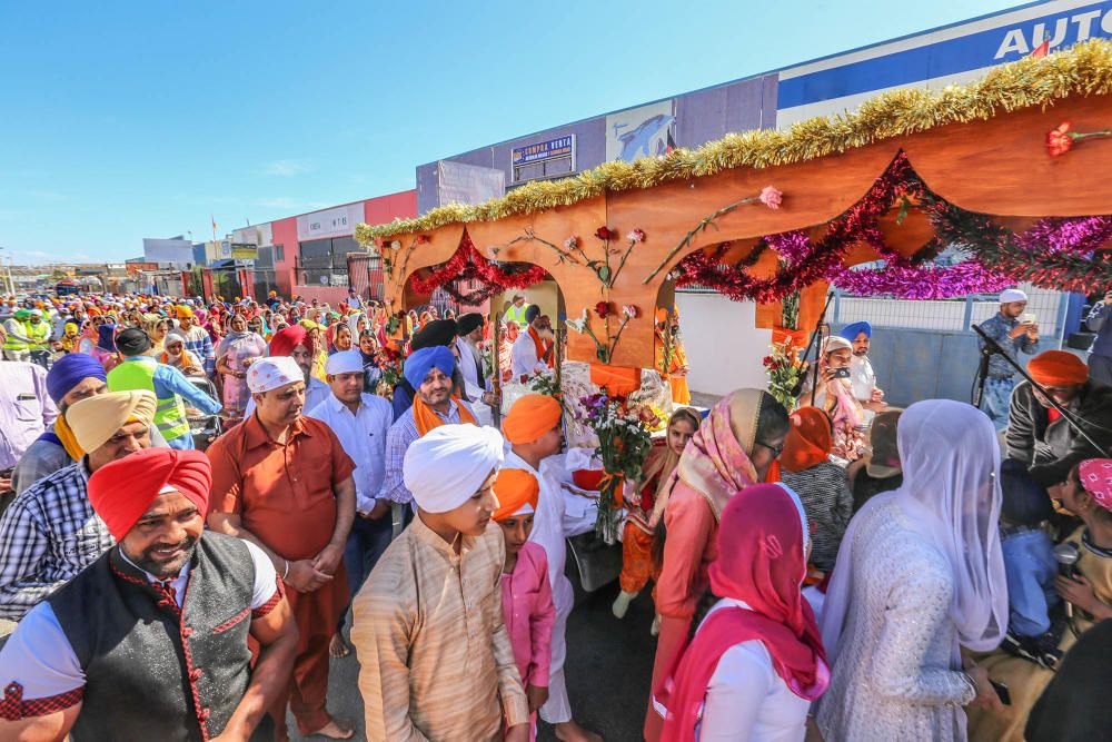 La comunidad Sikh recorre Torrevieja en un colorid
