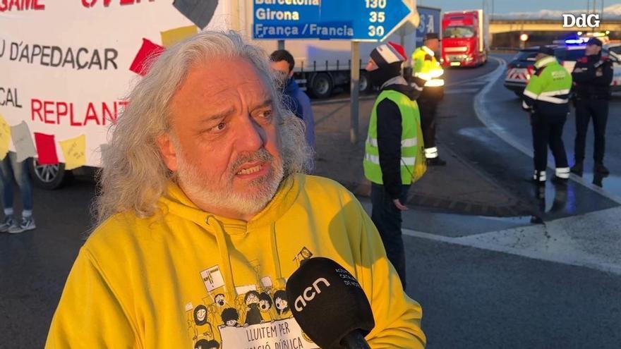 VÍDEO | Uns 300 docents tallen la rotonda de Borrassà a l'N-II per reclamar més recursos i condicions "dignes" pel personal